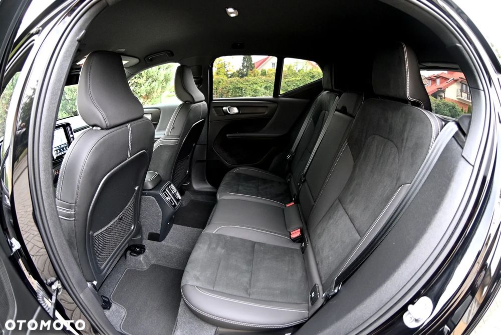 Volvo XC 40 B3 B DKG Ultra Black Edition - 26