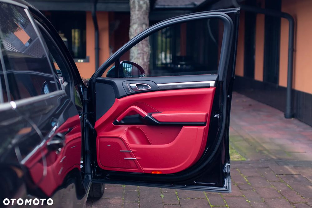 Porsche Cayenne Turbo S - 15