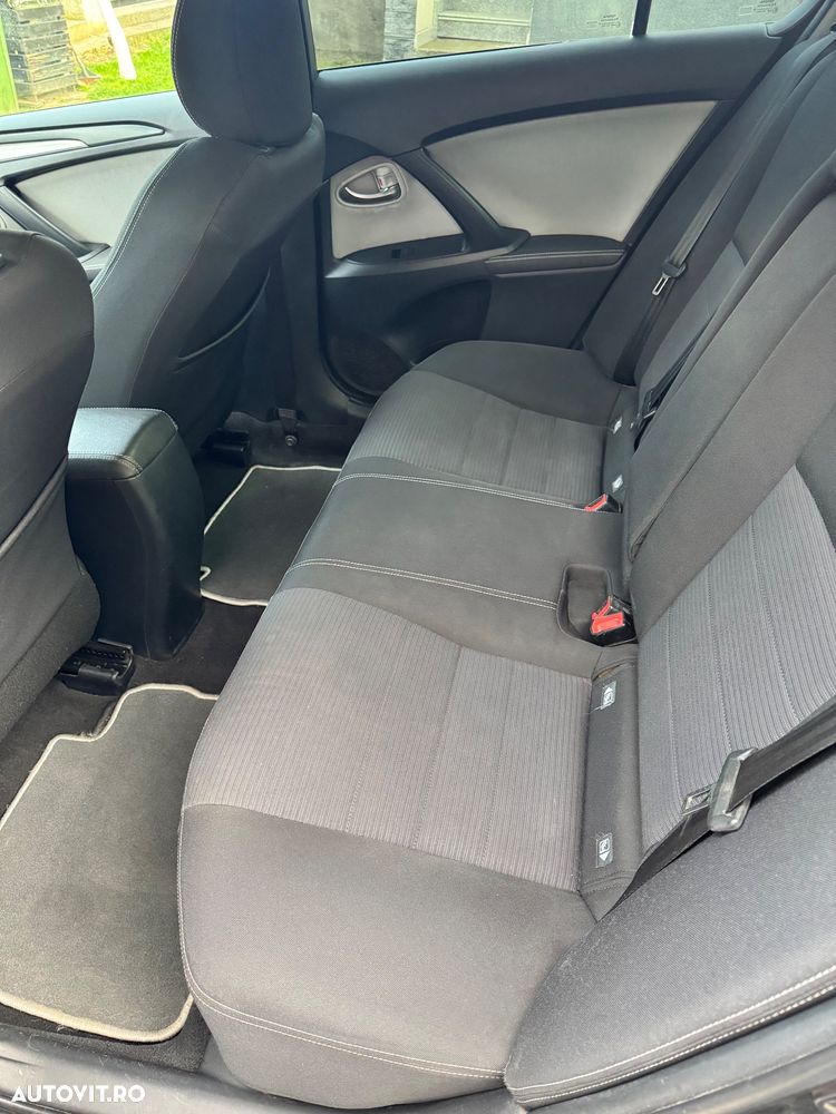 Toyota Avensis - 11