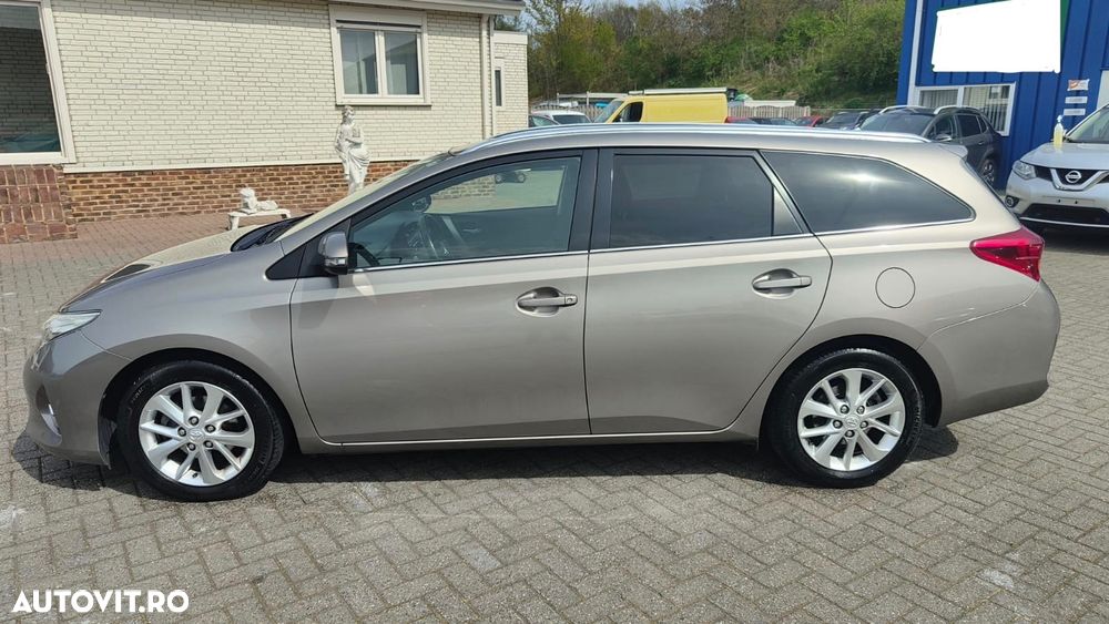 Toyota Auris 1.4 D-4D - 5