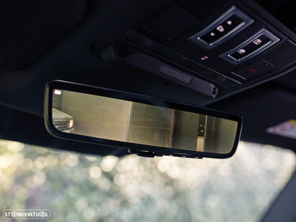 Land Rover Defender 2.0 P300e 110 AWD X-Dynamic SE - 39