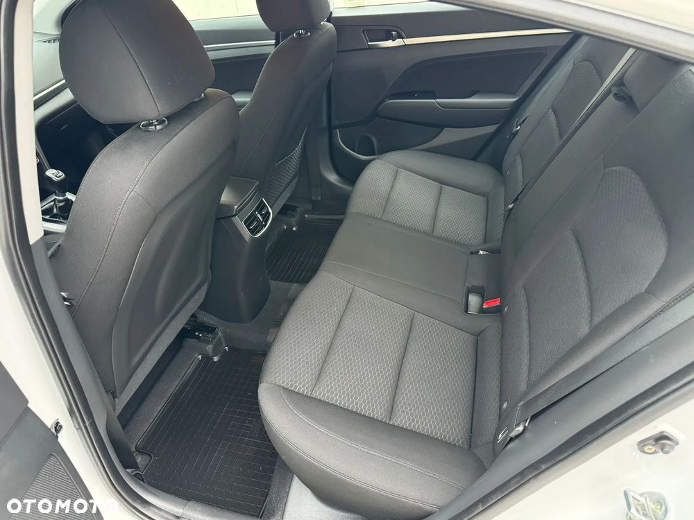 Hyundai Elantra 1.6 Comfort - 18