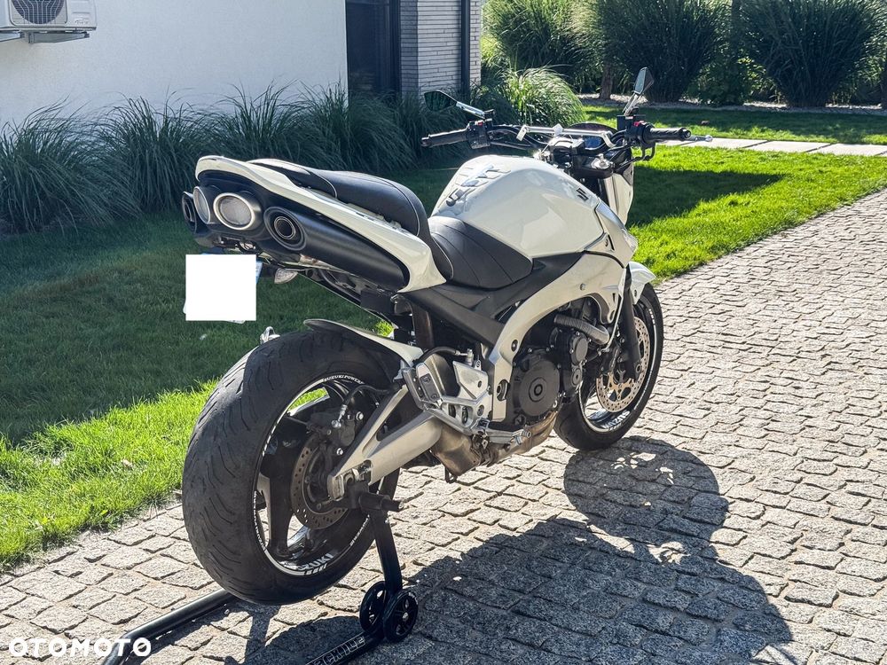 Suzuki GSR - 6