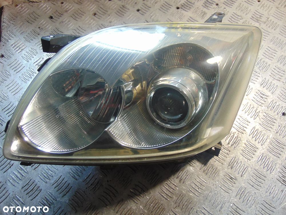Lampy przód toyota avensis t25 soczewka cena sztuka - 2