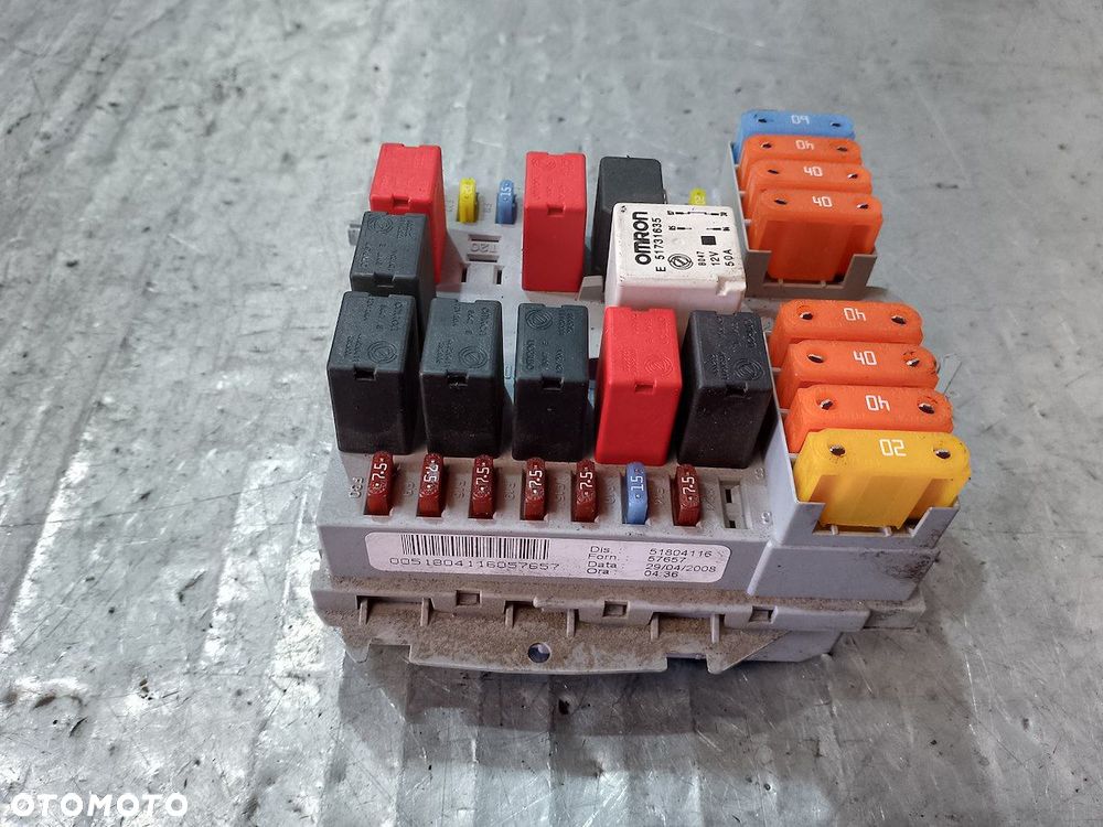 SKRZYNKA BEZPIECZNIKÓW ZEWNĘTRZNA FIAT CROMA 2005- 51804116 1.9 MULTIJET - 2