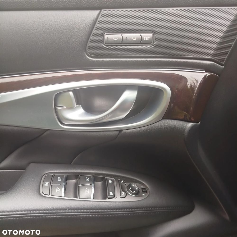 Infiniti M - 18