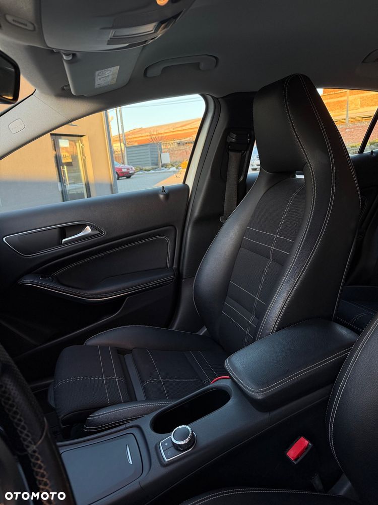 Mercedes-Benz GLA 200 7G-DCT - 12