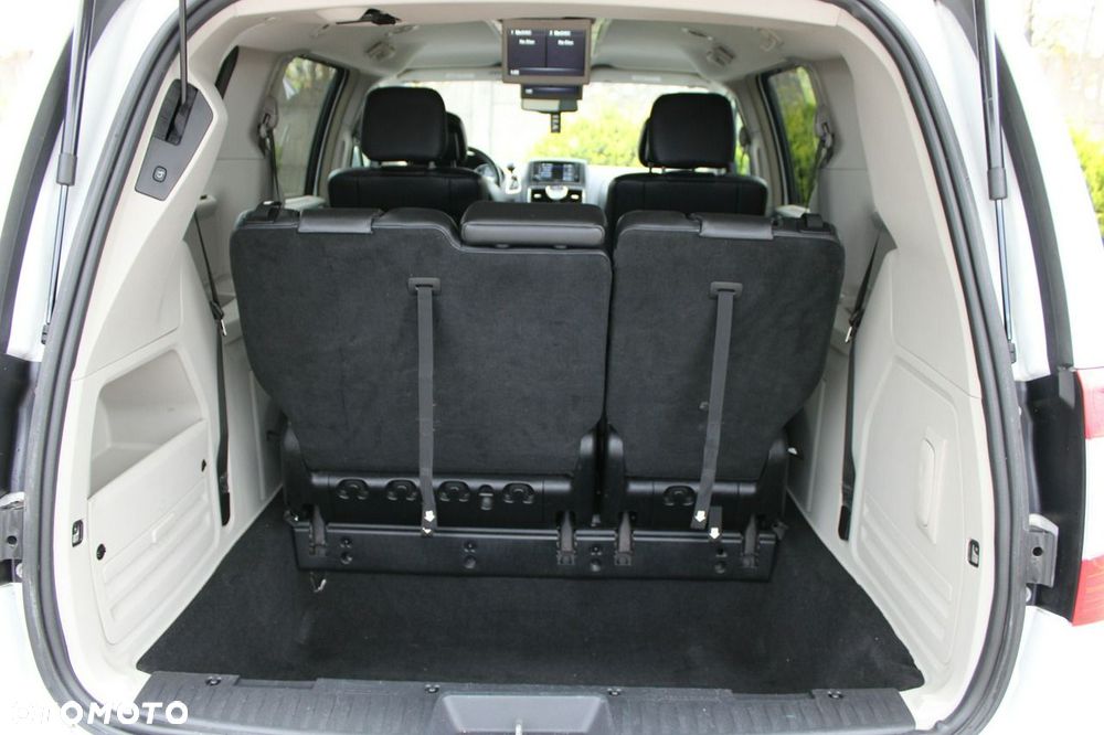 Chrysler Town & Country - 25
