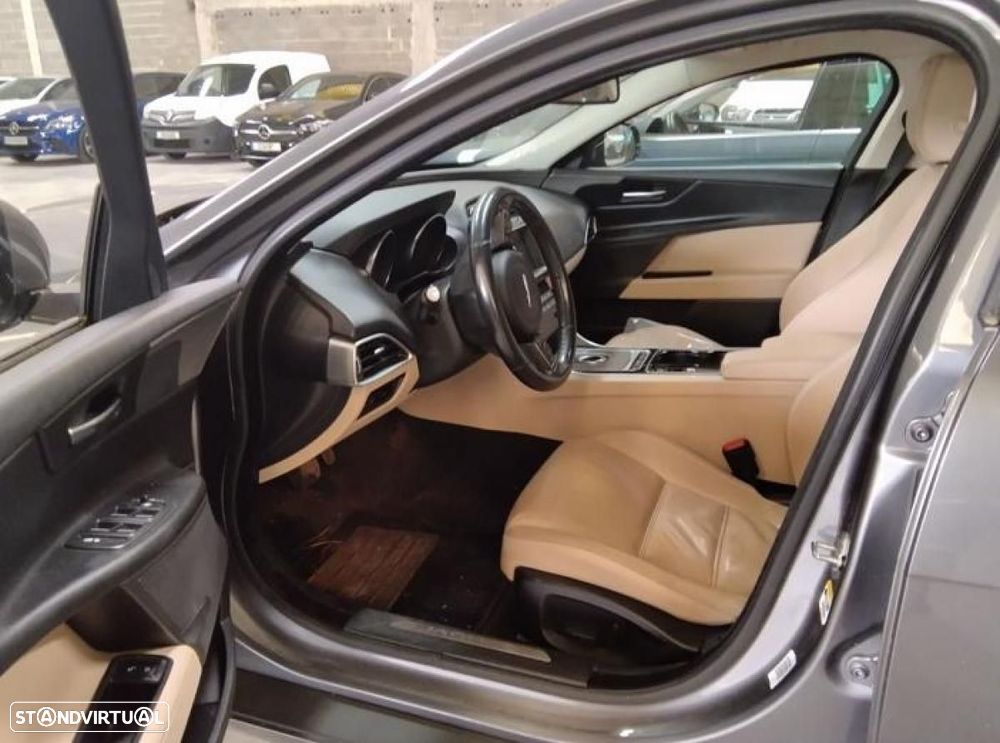 Jaguar XE - 4