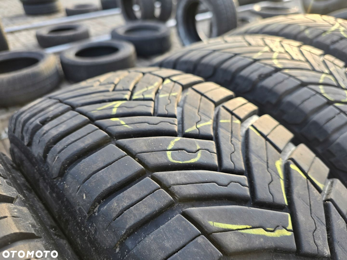 MICHELIN AGILIS CROSSCLIMATE 215/65R15C 104/102T 8mm 4X 21R - 3