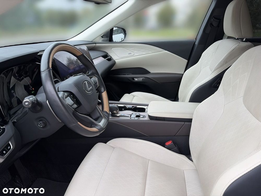 Lexus RX 450h+ Omotenashi - 13