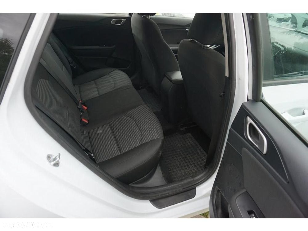Kia Ceed - 32