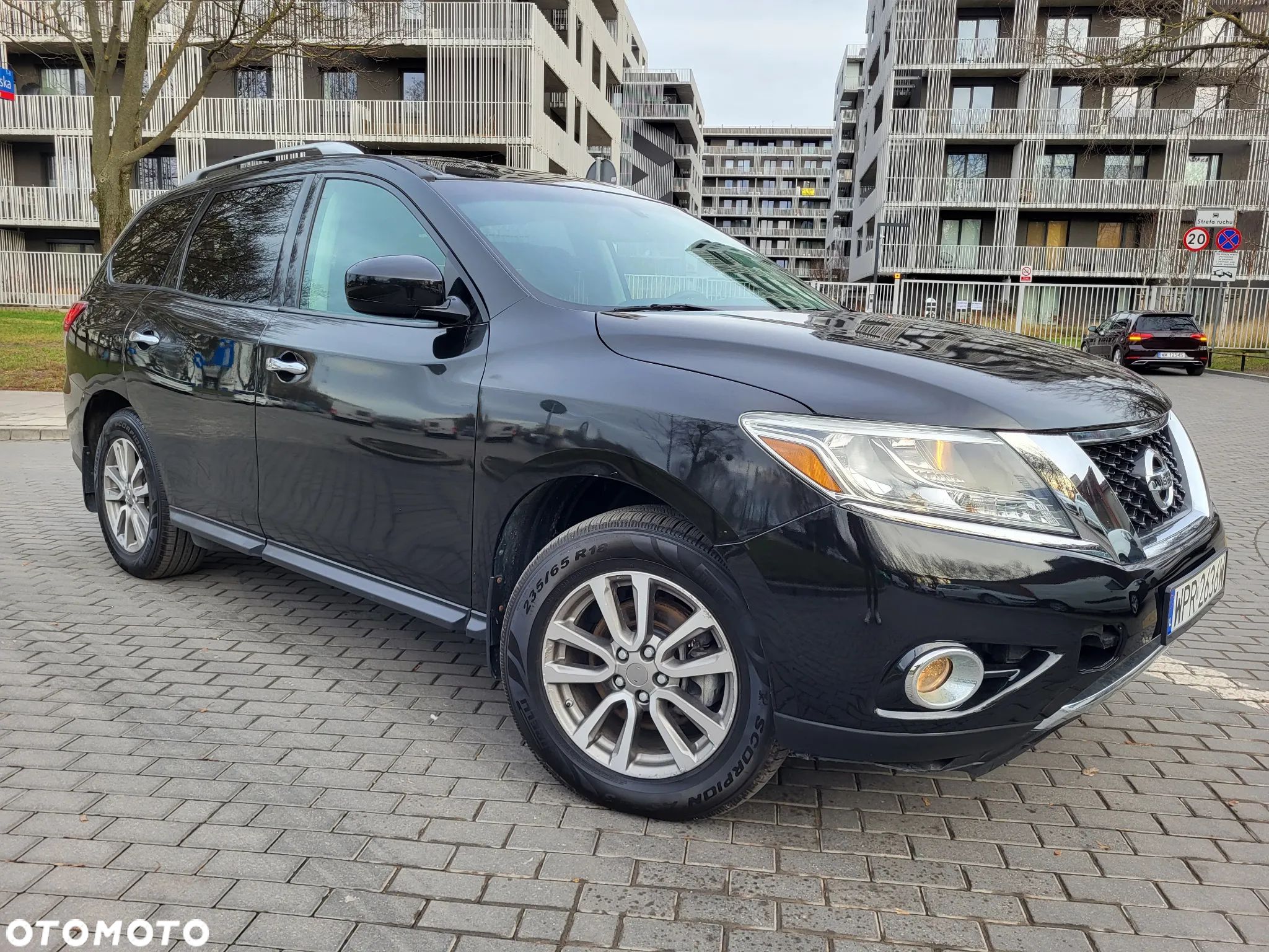Nissan Pathfinder - 1