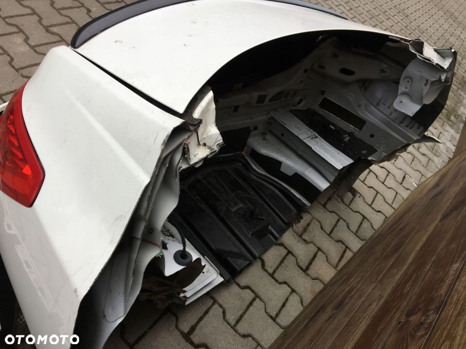 MERCEDES 207 coupe amg tylny pas 650 - 4