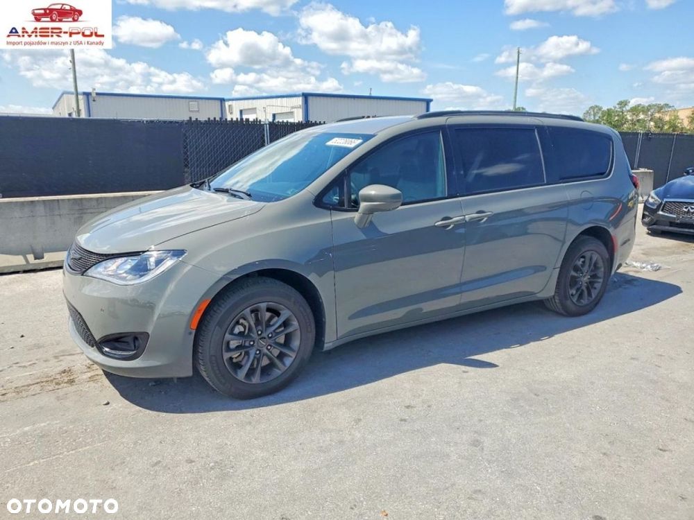 Chrysler Pacifica - 1