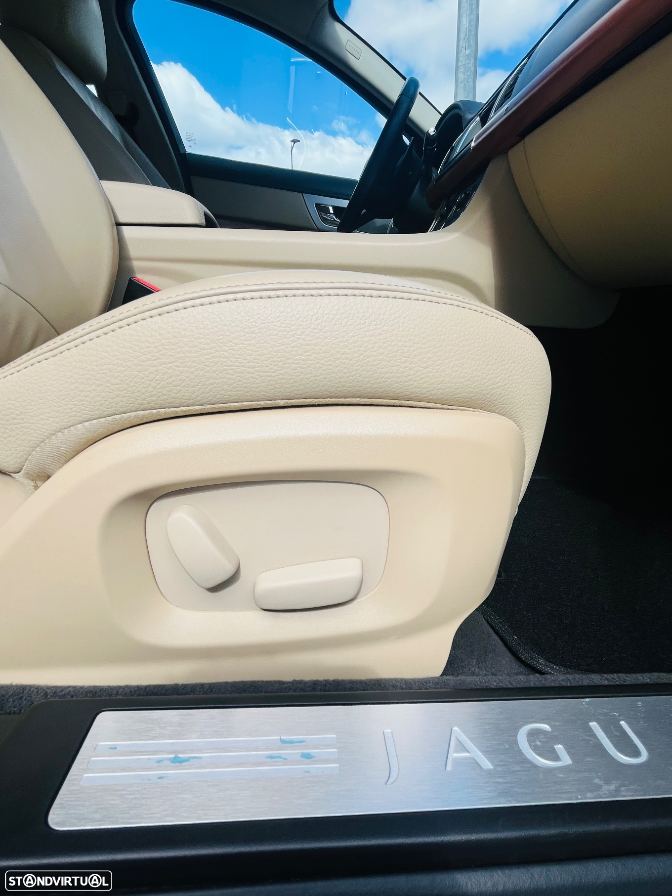Jaguar XF 2.2 D Luxury - 38