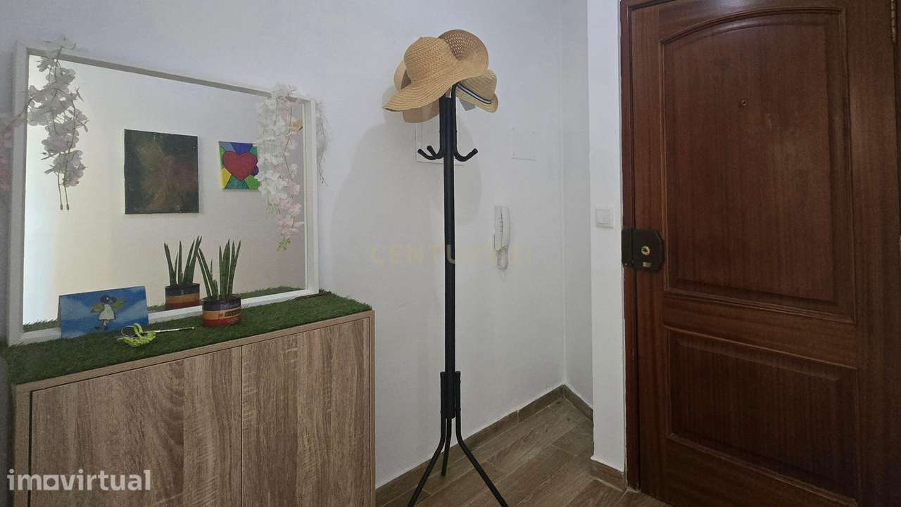 Apartamento T2 Remodelado com Piscina, Jardim e Estacionamento em Port - Grande imagem: 2/15