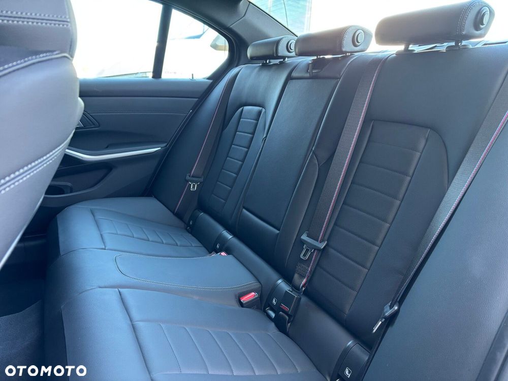 BMW Seria 3 330i xDrive M Sport sport - 19