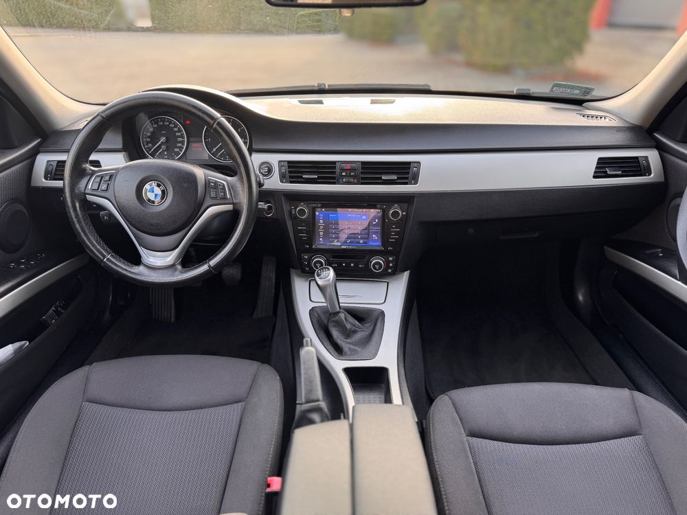 BMW Seria 3 318i - 23