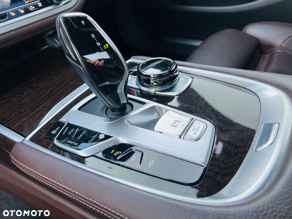 BMW Seria 7 740Li - 32