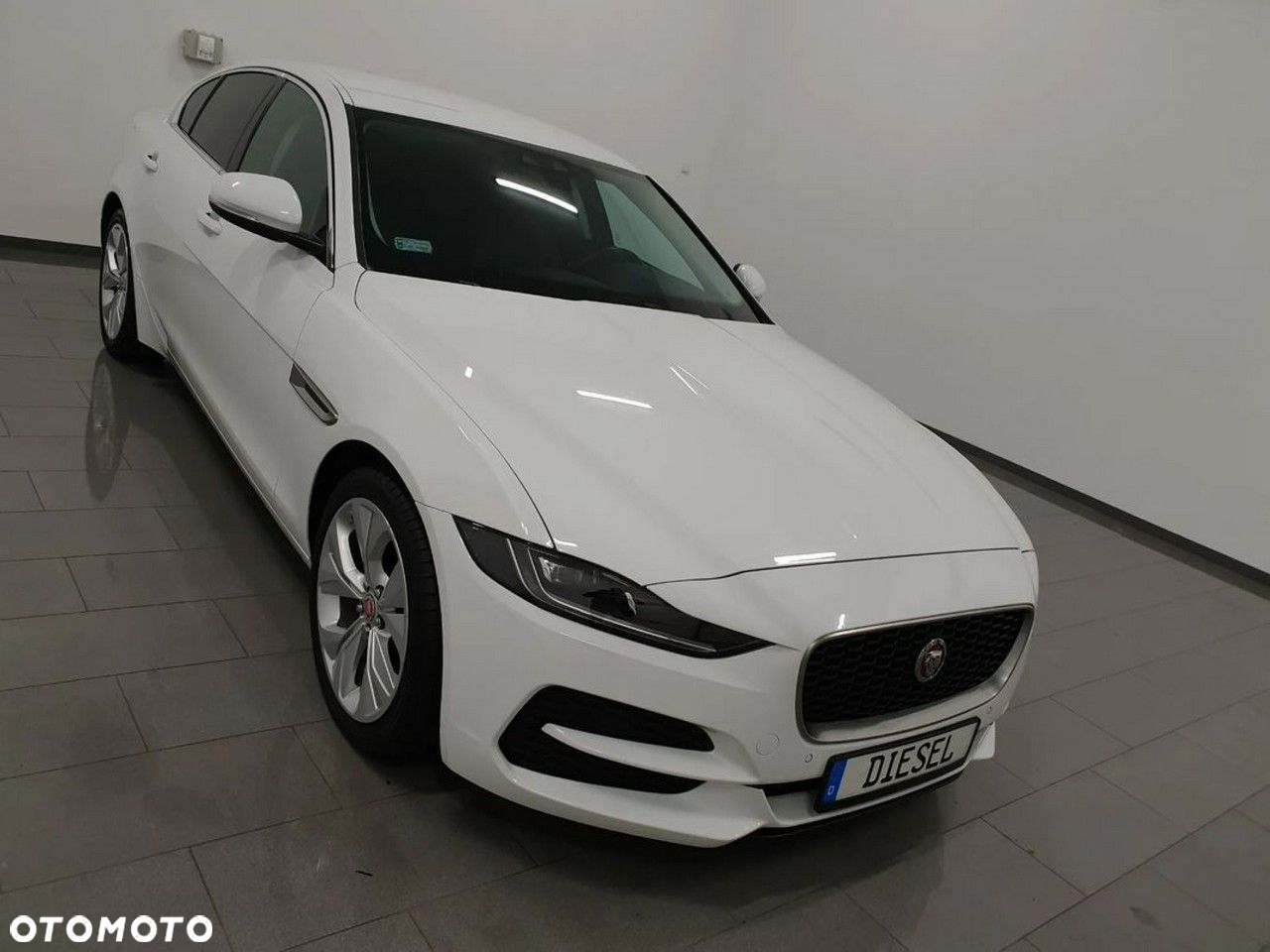 Jaguar XE 2.0 D180 SE - 4