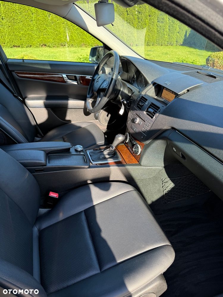Mercedes-Benz Klasa C 180 CGI Automatik BlueEFFICIENCY Elegance - 38