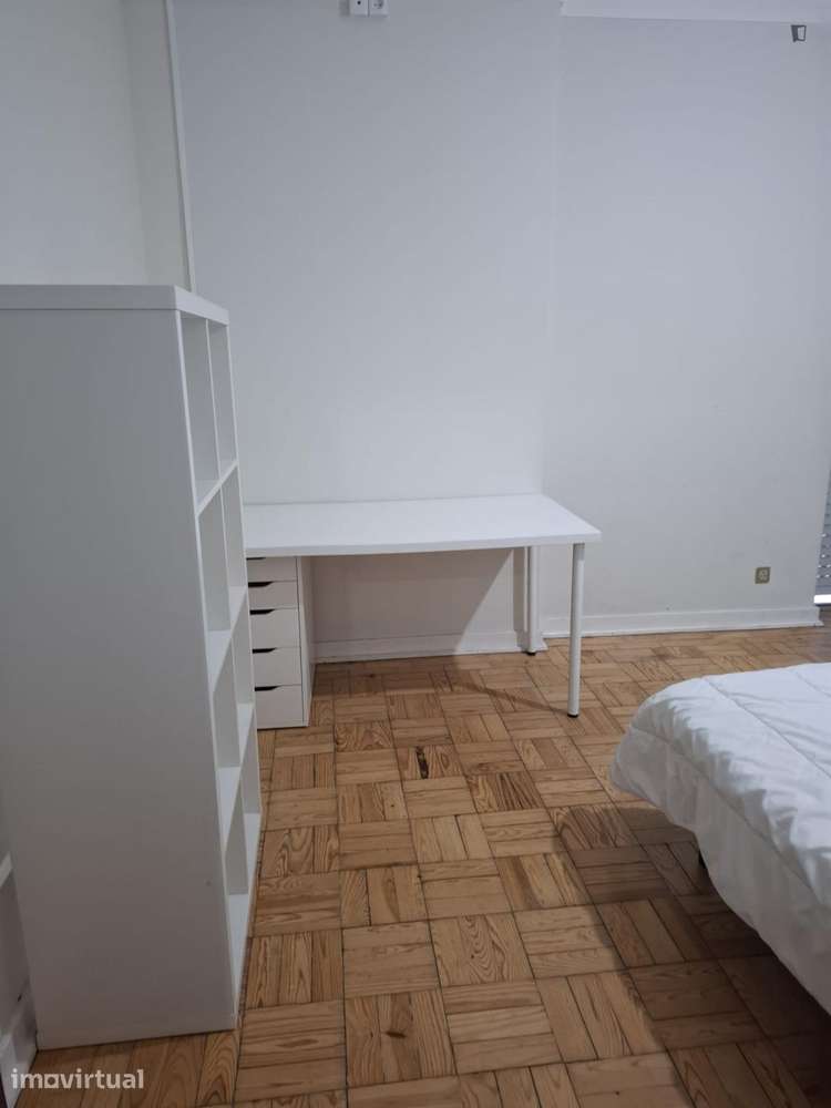 Quarto - localizado em Baixa Coimbra - Grande imagem: 2/10