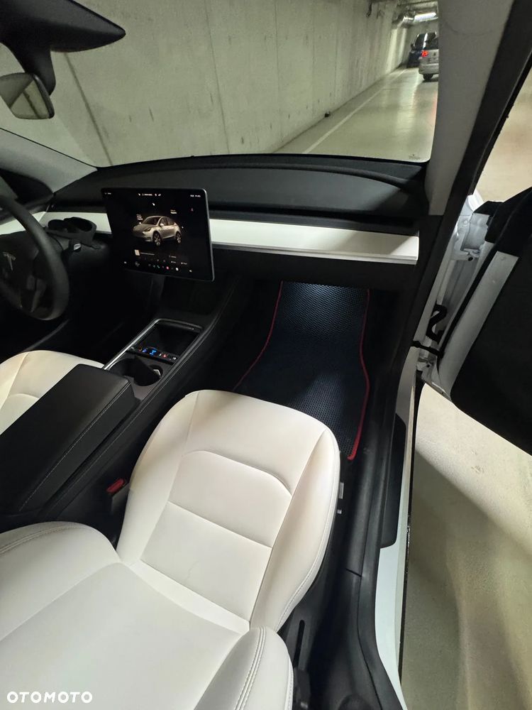 Tesla Y Long Range AWD - 12