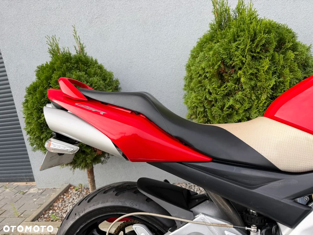 Suzuki GSR - 21