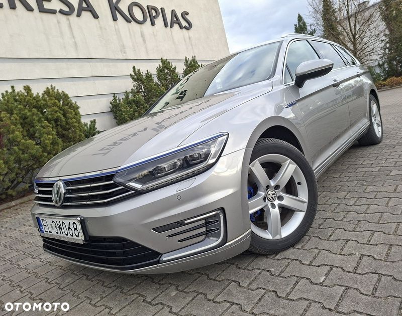 Volkswagen Passat - 1