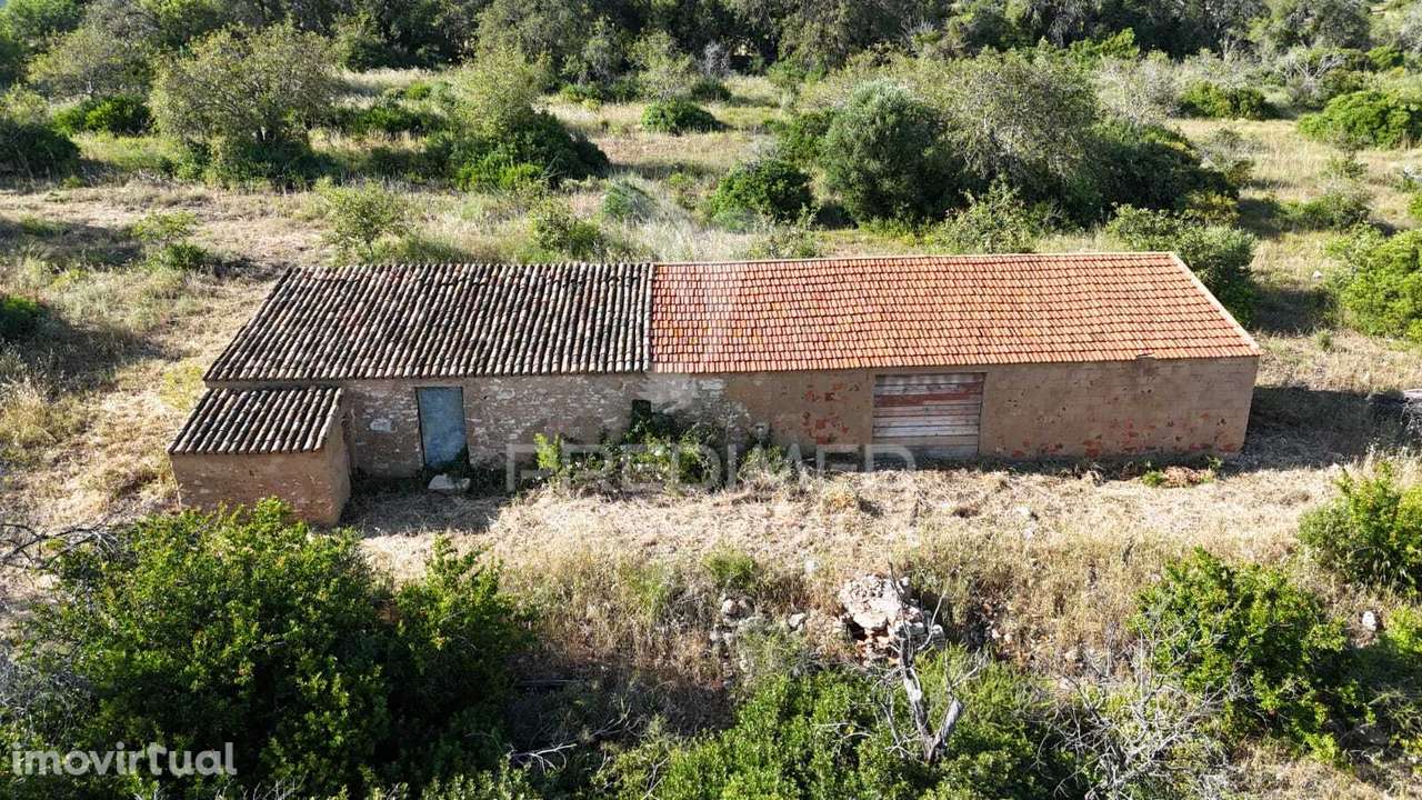RUINA INSERIDA EM TERRENO COM 4,65 HECTARES COM VISTA PARA O MAR - Grande imagem: 2/6