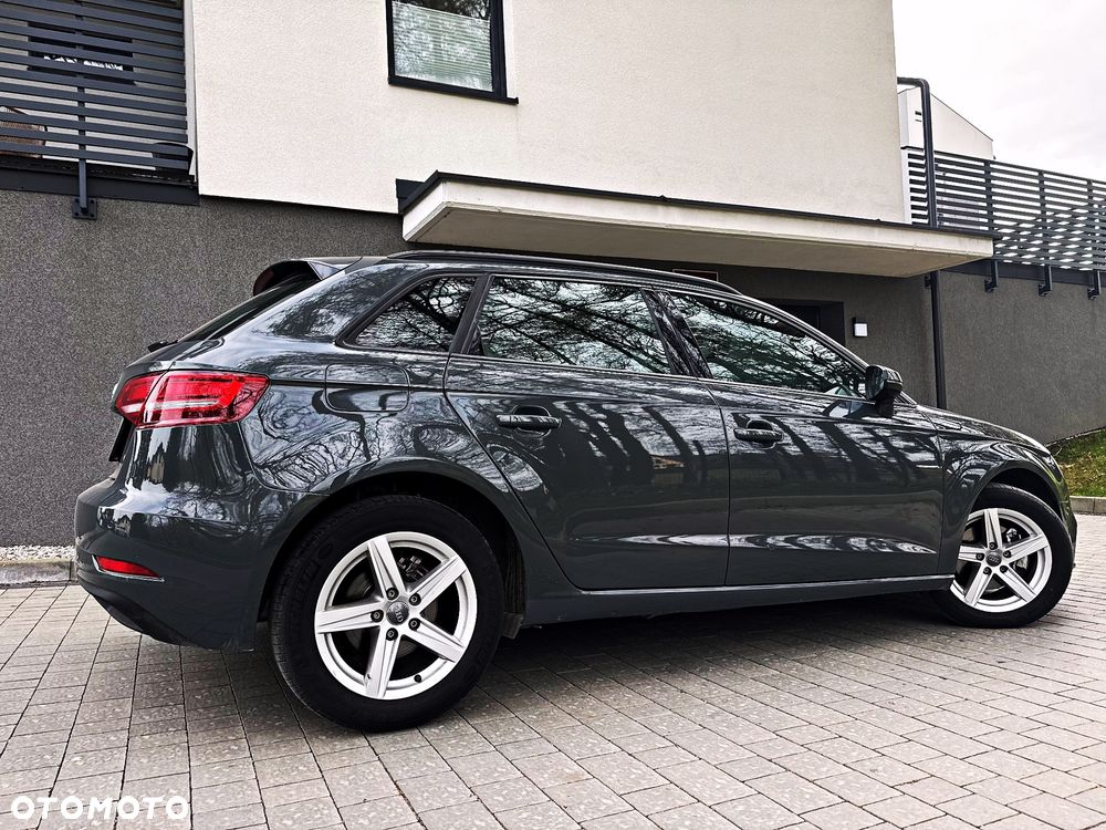 Audi A3 Sportback 1.6 TDI design - 17