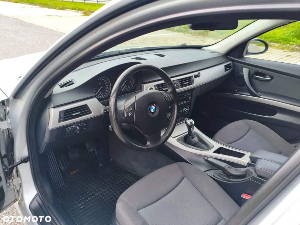 BMW Seria 3 320d DPF Touring - 23