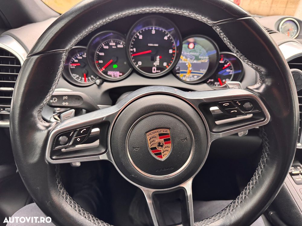 Porsche Cayenne 3.0 L - 7