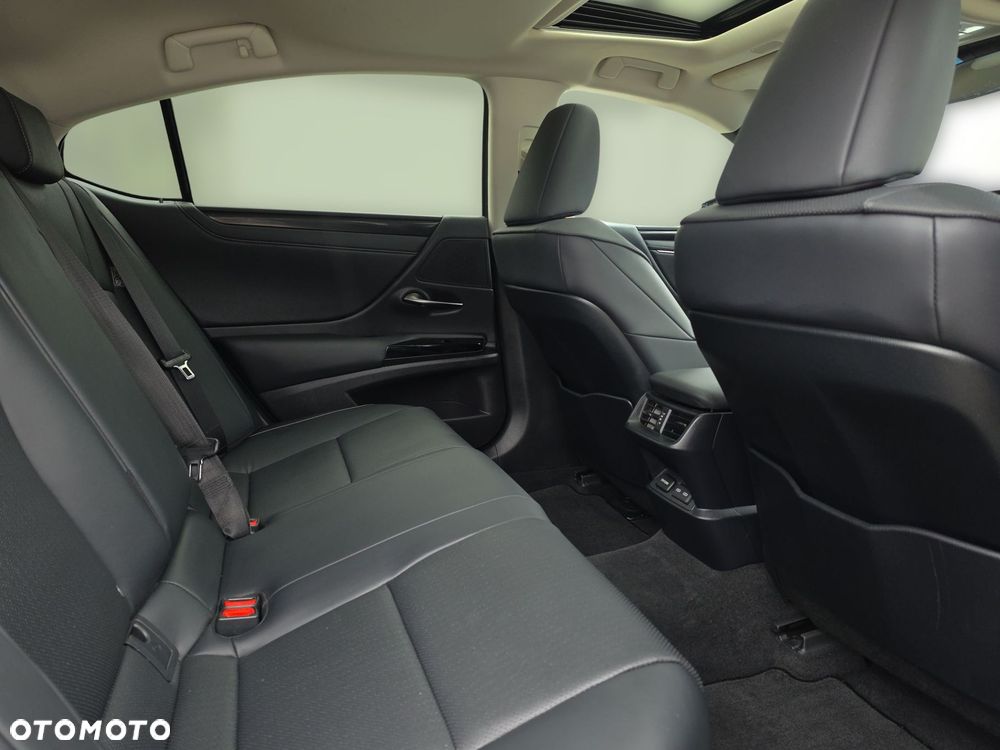 Lexus ES 300h Business Edition - 28