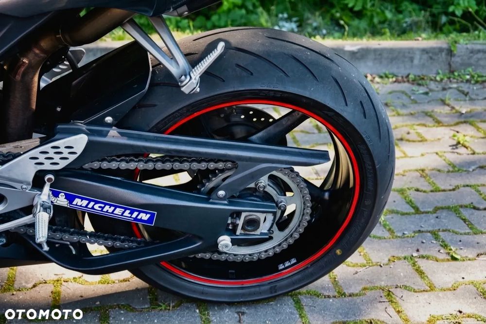 Yamaha R1 - 13