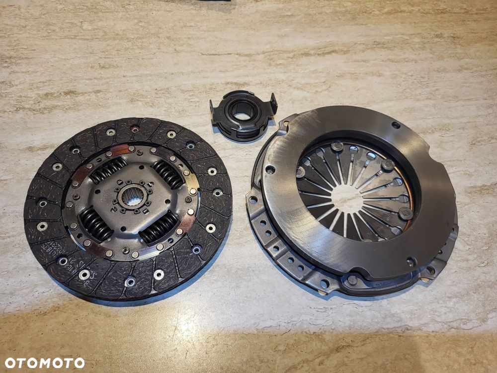 Zestaw sprzęgła z łożyskiem wyciskowym 200mm  SKODA FELICIA I, FELICIA II; VW CADDY II 1.9D 10.95-04.02 - 1