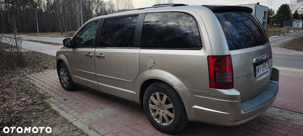 Chrysler Town & Country - 8