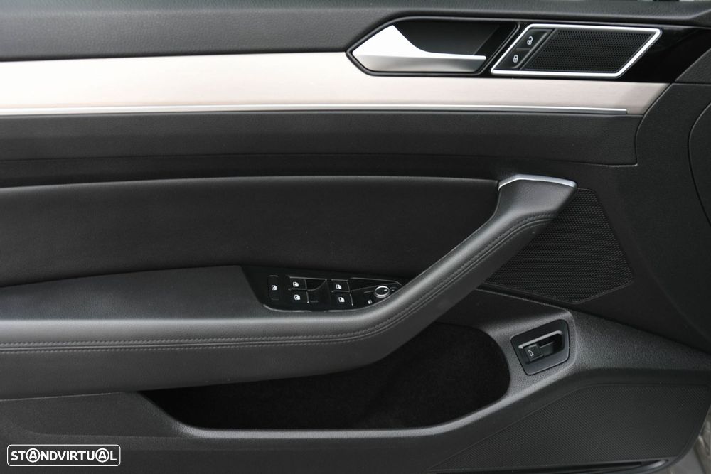 VW Passat Variant 2.0 TDI Highline - 9