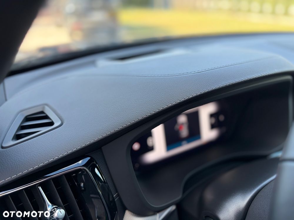 Volvo XC 60 B5 B AWD Plus Black Edition - 22