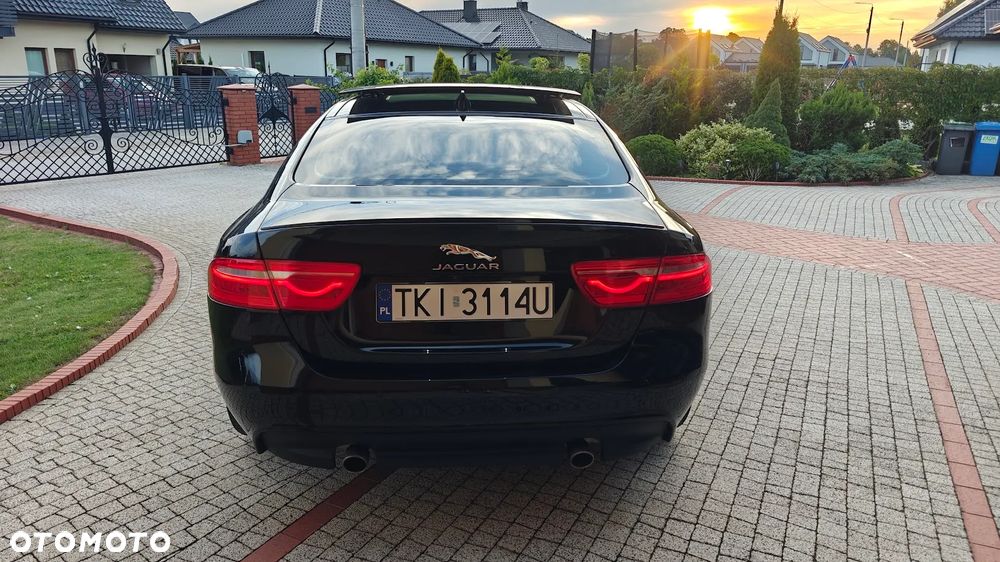 Jaguar XE 2.0 T R-Sport - 6