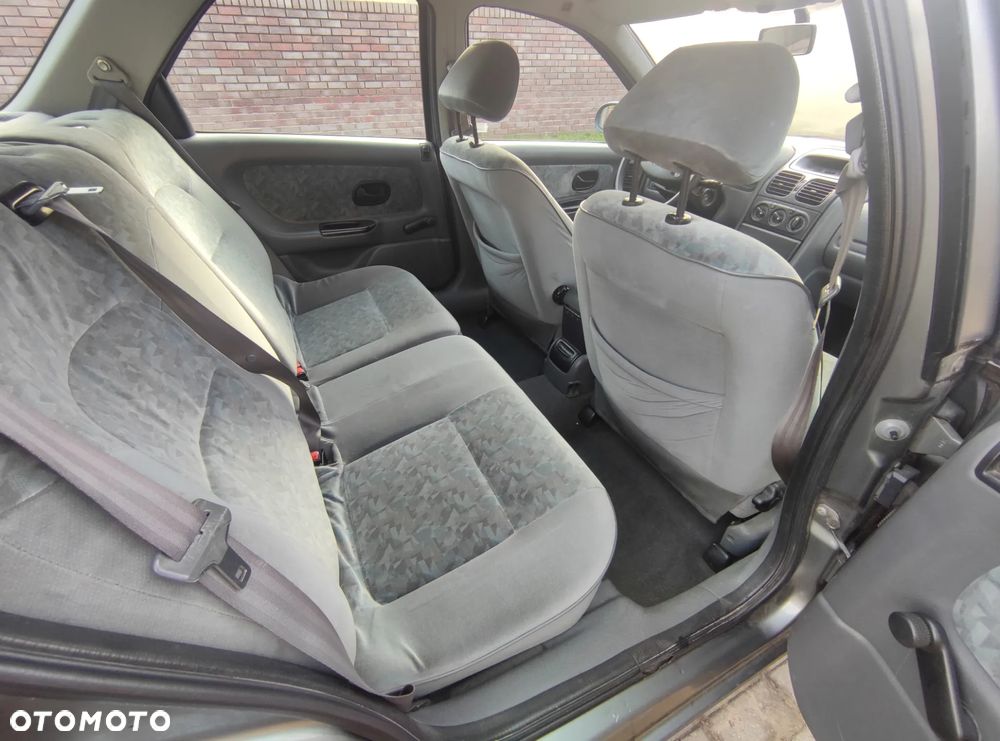 Renault Laguna 1.8 RN - 4