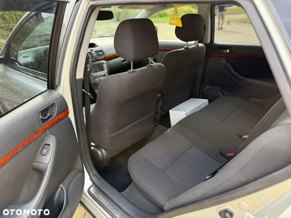 Toyota Avensis - 17