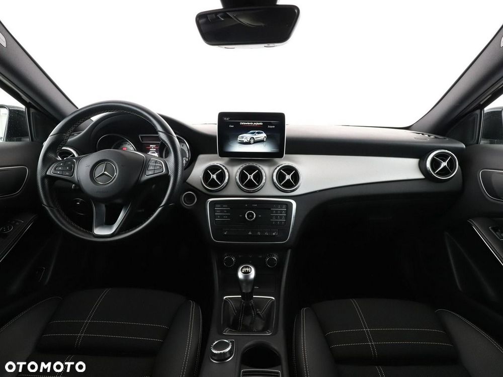 Mercedes-Benz GLA 200 Urban - 16