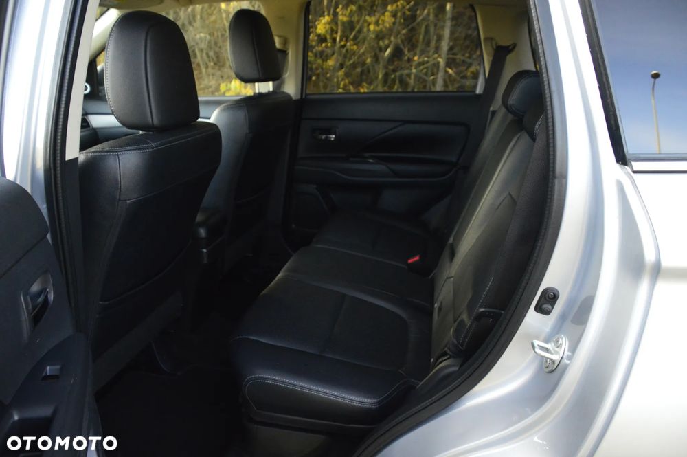 Mitsubishi Outlander 2.0 Intense + Navi 4WD CVT - 28