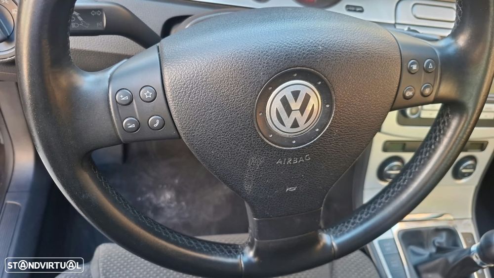 VW Passat 2.0 TDI Confortline - 17