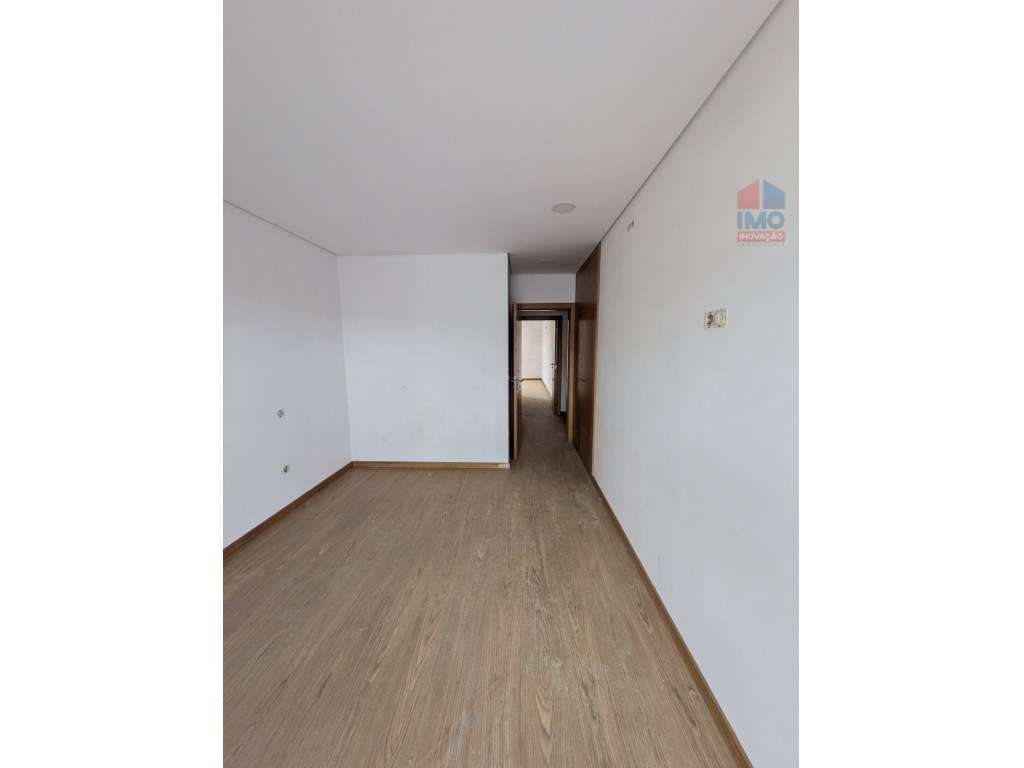 APARTAMENTO T2 COM 3 FRENTES , 2 LUGARES GARAGEM EM CONDOMÍNIO FECHADO - Grande imagem: 4/13