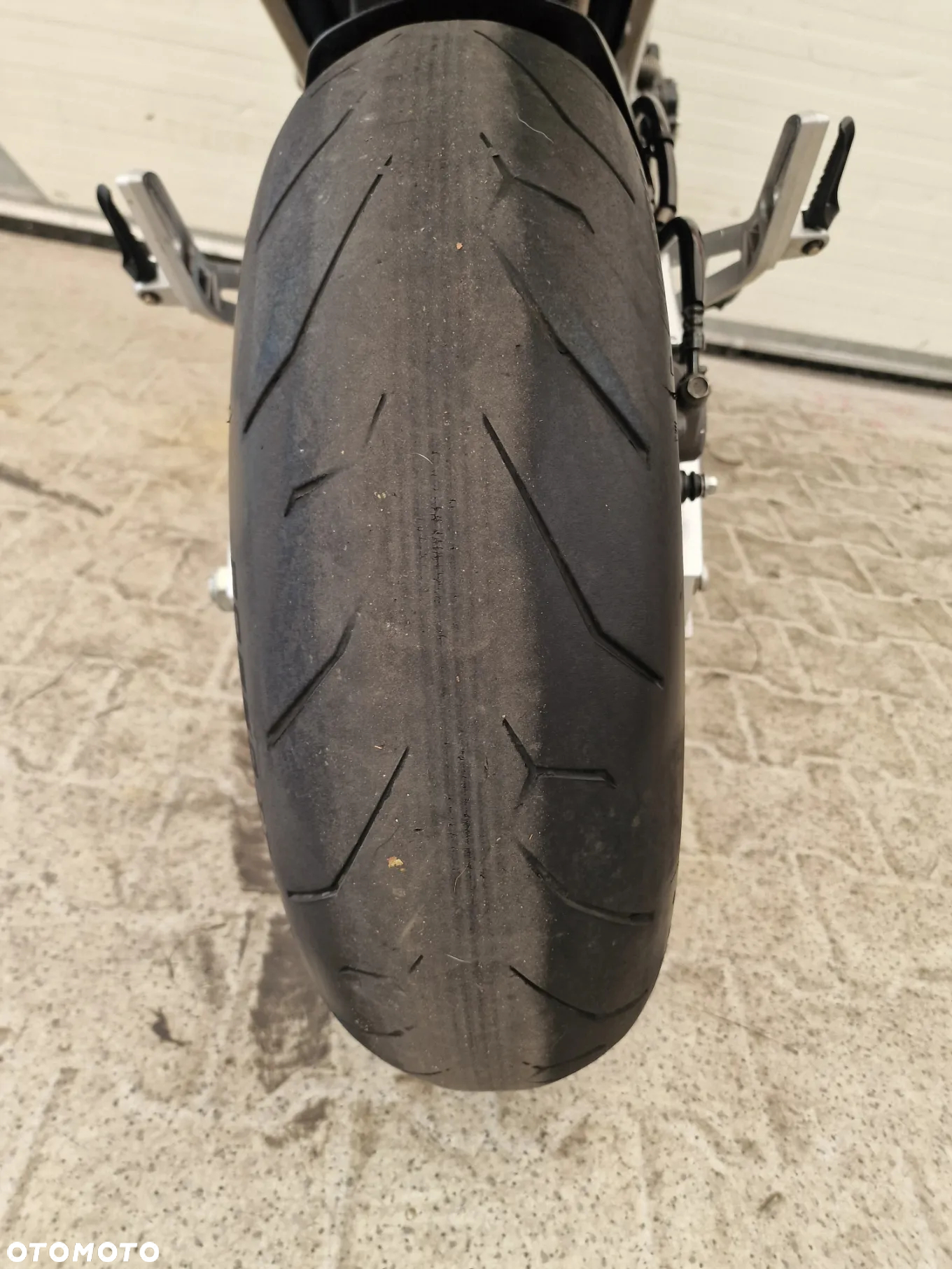 Suzuki GSR - 9