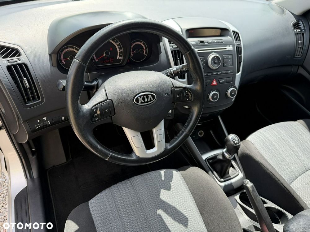 Kia Ceed 1.4 CVVT Dream-Team Edition - 17