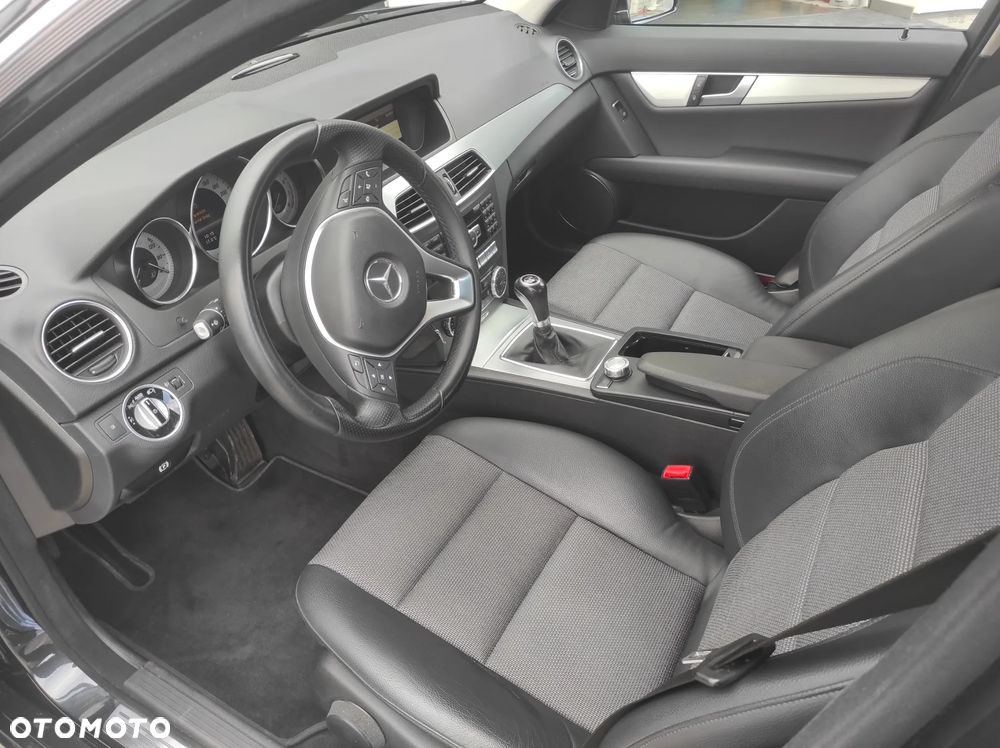 Mercedes-Benz Klasa C 180 CGI BlueEff Avantgarde - 17